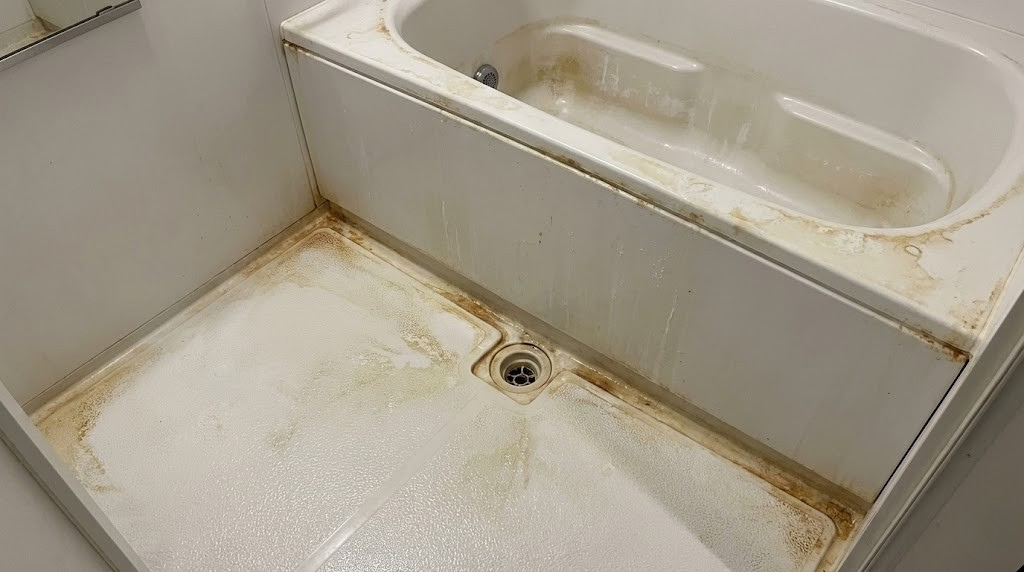 お風呂の茶色い汚れが落ちないのはなぜ？こすっても消えない原因と無理しない対処法