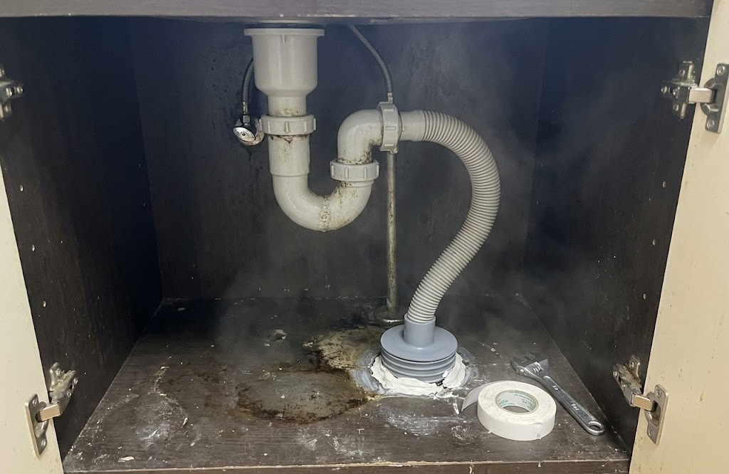 シンクの下が臭い！ドブ・下水臭の原因と消し方。賃貸でもできる防臭キャップの補修術