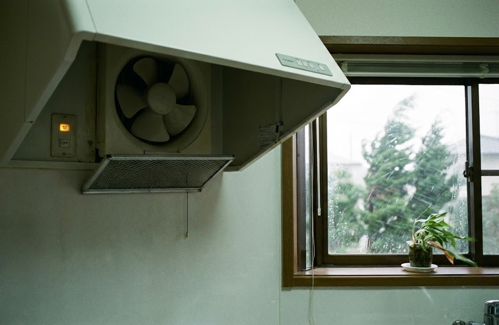 換気扇をつけてないのに音がする理由とは？異音の種類別チェックと今すぐできる対策
